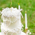 Kokardki białe na torcie weselnym