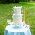Niebieskie kokardki na tort piętrowy