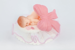 Bobas na tiulu różowym figurka cukrowa na Chrzest 8cm